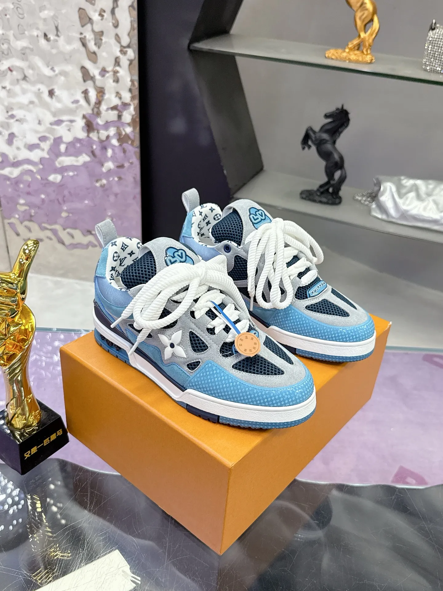Factory price: 760💰 𝙇𝙑 𝟐𝟎𝟐5 𝐒𝐒 𝐧𝐞𝐰 Officially synchronized new colors💗 Louis Vuitton catwalk skateboard shoes are a hit, LOUIS VUITTON Trainer is undoubtedly one of the most successful Sneakers launched by luxury brands, but the pace of exploration will not stop. LOUISVUITTON will also bring a new series of skateboard shoes in the spring of 2025. The new series in the picture returns to the 90s Chunky Skate Shoes look and feel. The uppers are made of leather and mesh. The fat silhouette and thick shoelaces are very eye-catching. It is expected to have quite a few colors like the Trainer. Judging from the previous DIOR show skate shoes, this chunky style may be even stronger next year.  💎 LV small bread series LV bread shoe series 😘 Couple model Size: Female 35-40 Male 39-44, customized 45, 46